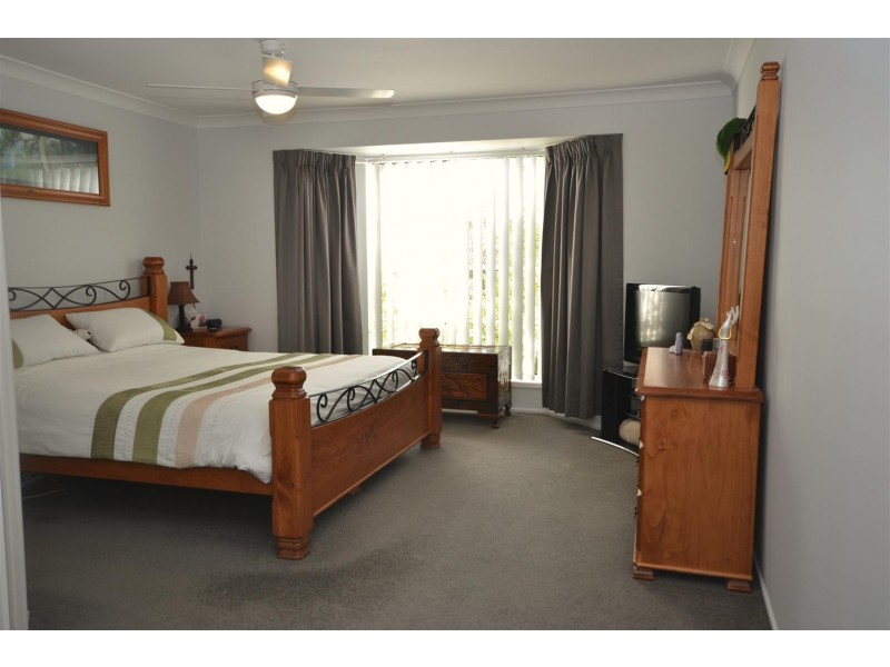 8 Elvin Drive, Bomaderry NSW 2541