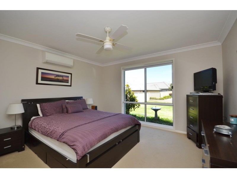 38 Emerald Drive, Meroo Meadow NSW 2540