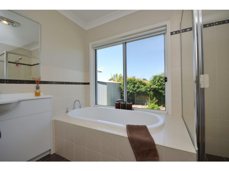 38 Emerald Drive, Meroo Meadow NSW 2540