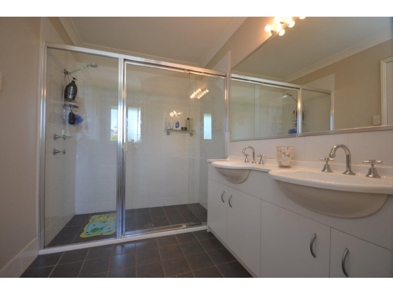 38 Emerald Drive, Meroo Meadow NSW 2540