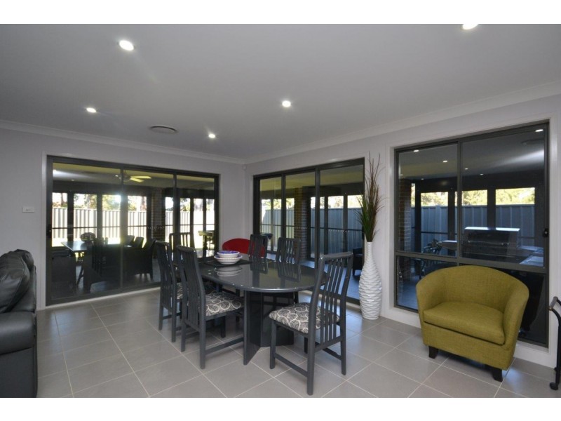 16 Jade Place, Meroo Meadow NSW 2540