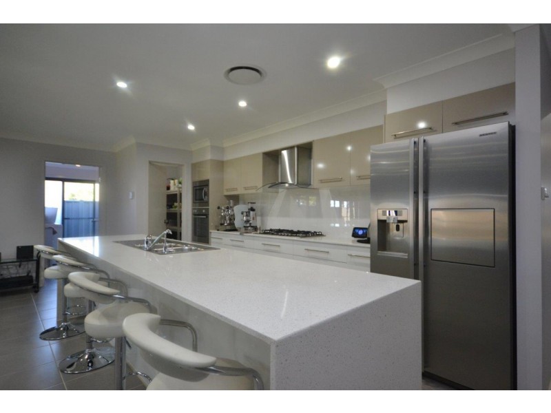 16 Jade Place, Meroo Meadow NSW 2540