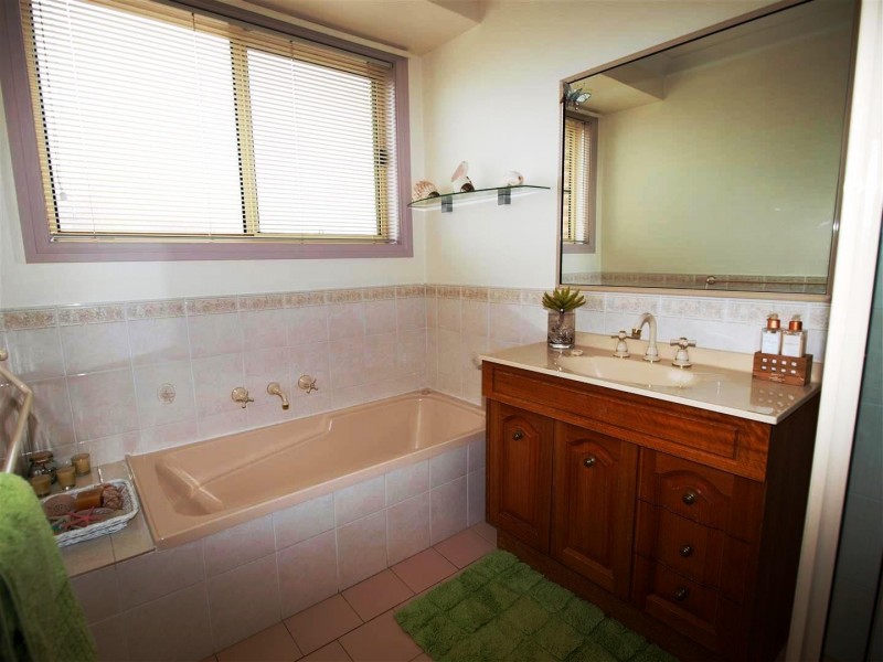 7 Mayfair Court, Bomaderry NSW 2541