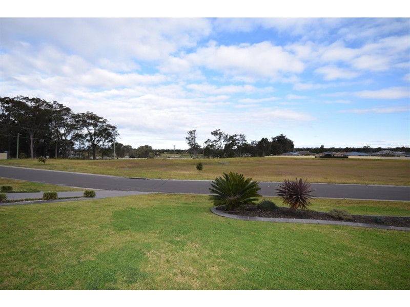 8 Regelia Parade, Worrigee NSW 2540