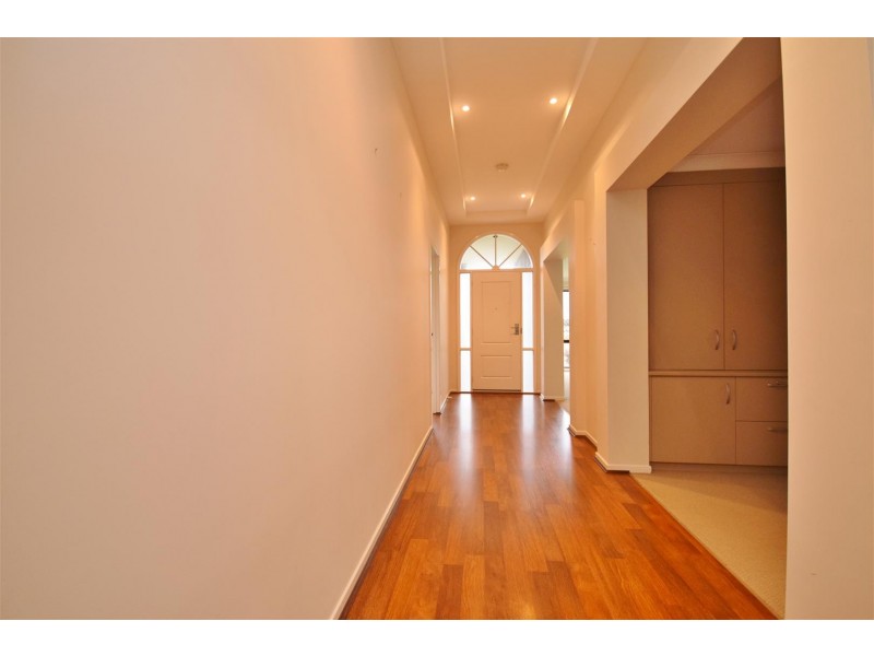 8 Regelia Parade, Worrigee NSW 2540