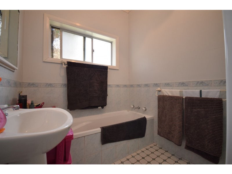 22 Cambewarra Road, Bomaderry NSW 2541