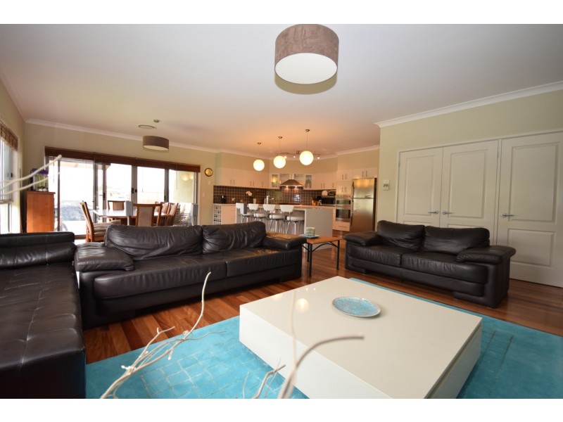 11 Lacebark Grove, Worrigee NSW 2540