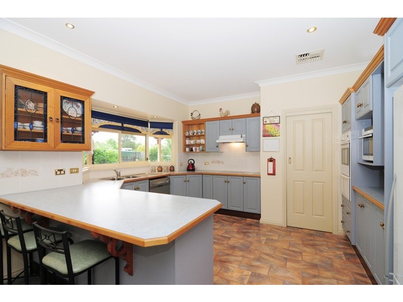 8 Tartarian Crescent, Bomaderry NSW 2541