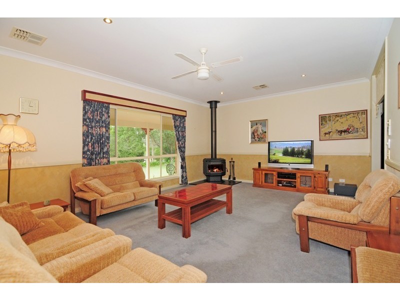 8 Tartarian Crescent, Bomaderry NSW 2541