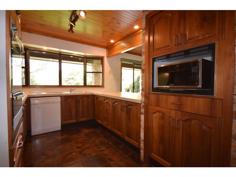 2 Chestnut Avenue, Bomaderry NSW 2541