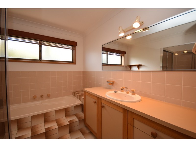 2 Chestnut Avenue, Bomaderry NSW 2541