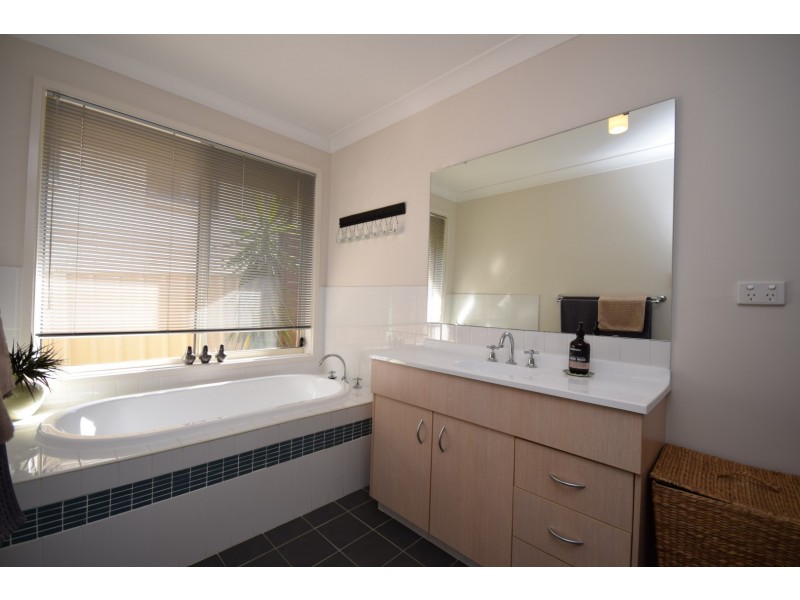 21 Emerald Drive, Meroo Meadow NSW 2540