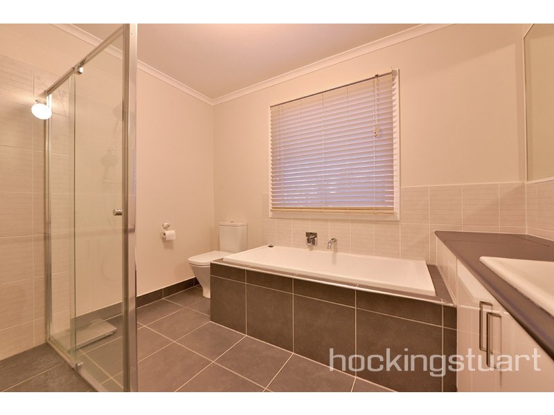 8 Barellan Mews, Berwick VIC 3806