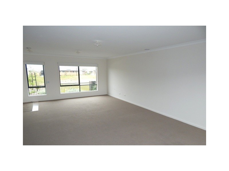 10 Jade Walk, Officer VIC 3809