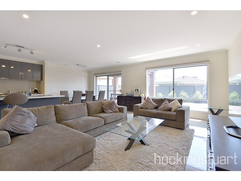 7 Blackforest Way, Clyde North VIC 3978