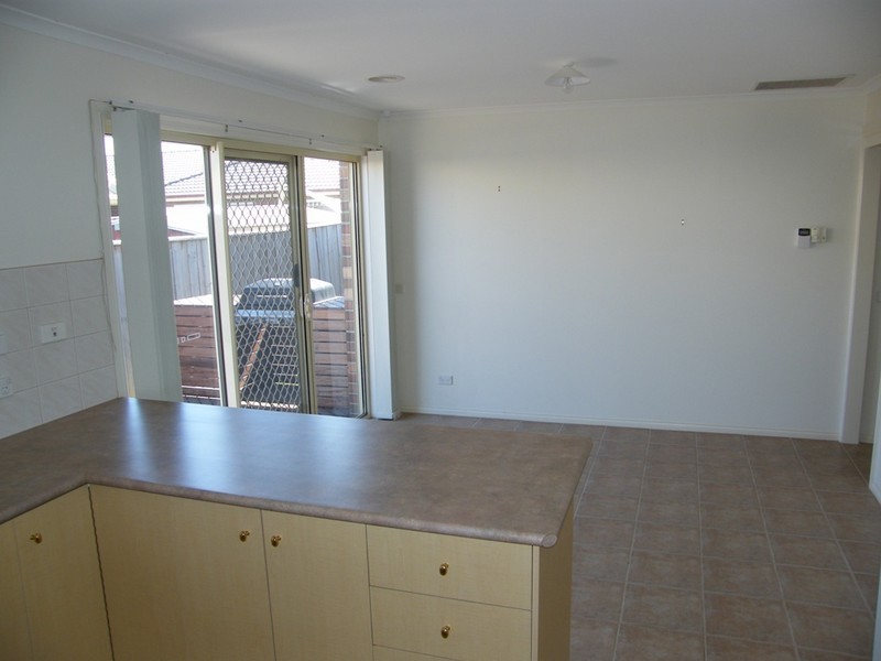 2/120 Bemesyde Drive, Berwick VIC 3806
