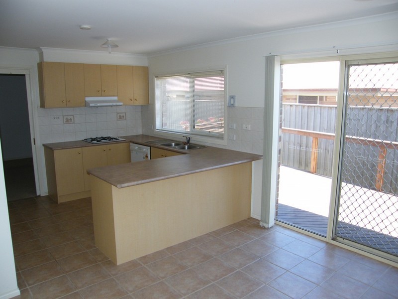 2/120 Bemesyde Drive, Berwick VIC 3806