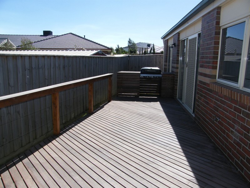 2/120 Bemesyde Drive, Berwick VIC 3806