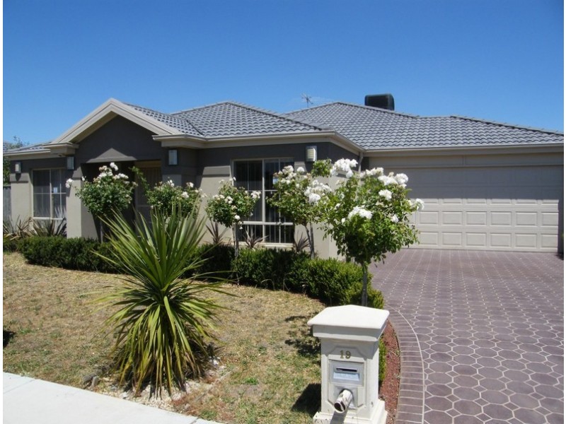 19 Meadowlands Way, Berwick VIC 3806