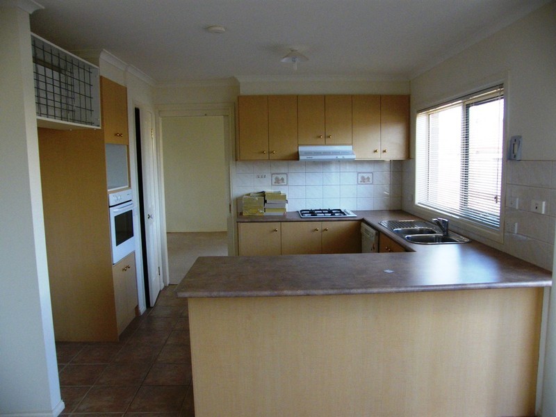 2/120 Bemesyde Drive, Berwick VIC 3806