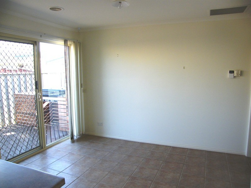 2/120 Bemesyde Drive, Berwick VIC 3806