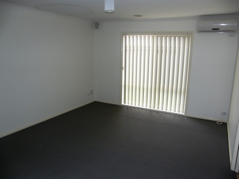 2/120 Bemesyde Drive, Berwick VIC 3806