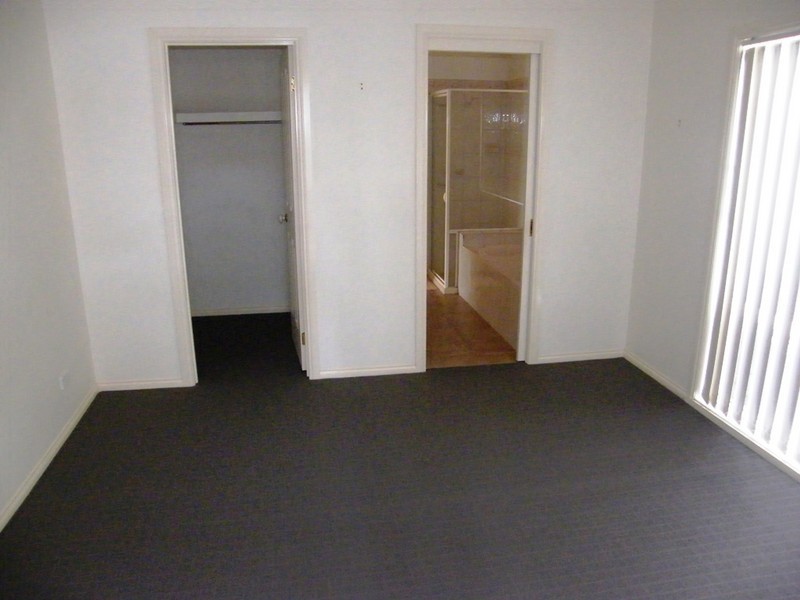 2/120 Bemesyde Drive, Berwick VIC 3806