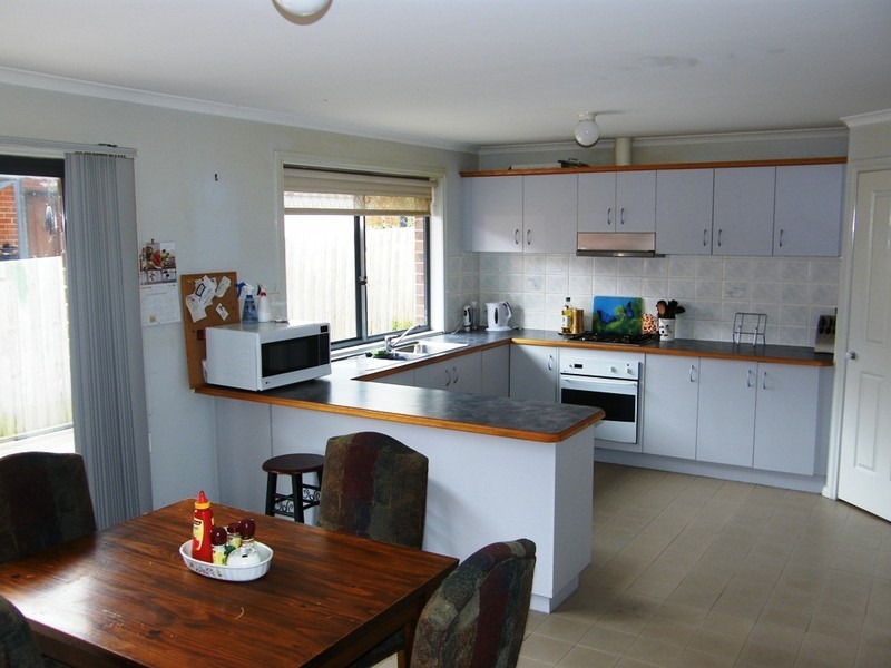 16 Euroa Avenue, Berwick VIC 3806