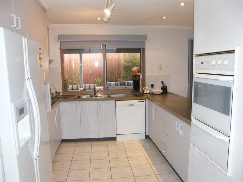 33 Barondi Ave, Narre Warren VIC 3805