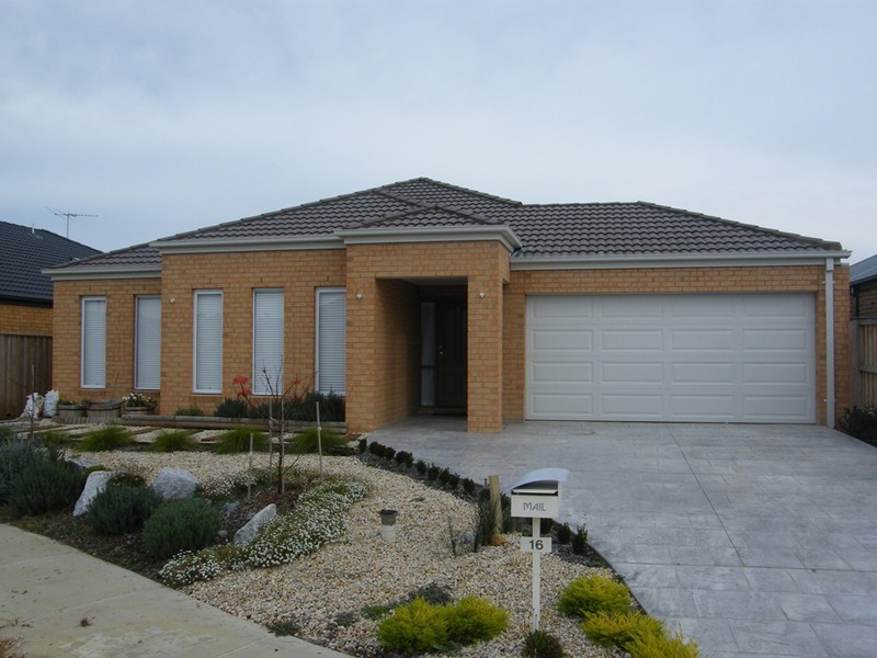 16 Fanfare Close, Berwick VIC 3806