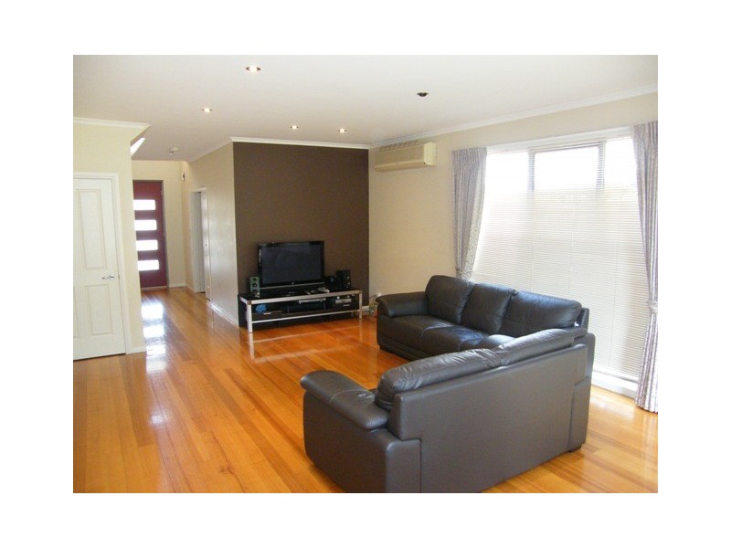 15 Lawrence Drive, Berwick VIC 3806