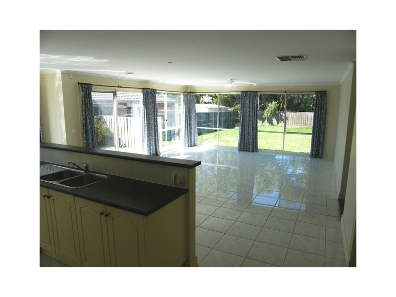 33 Hammerwood Green, Beaconsfield VIC 3807