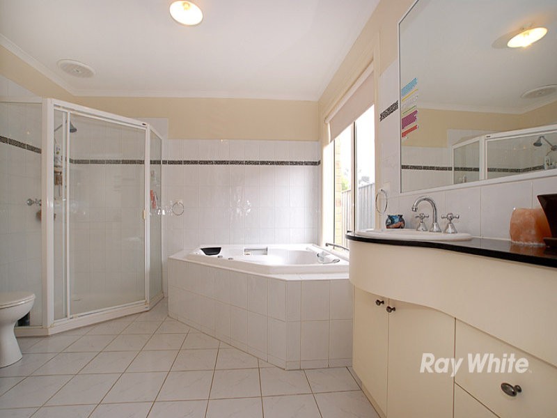 33 Hammerwood Green, Beaconsfield VIC 3807