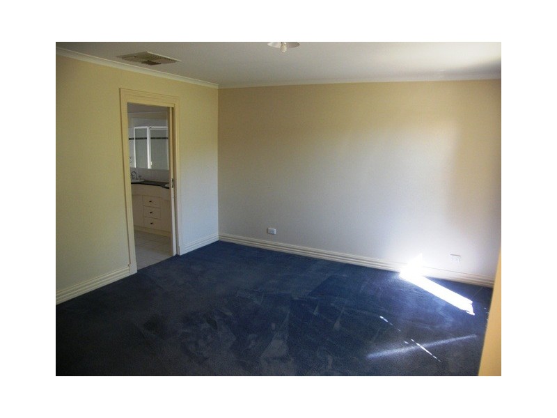 33 Hammerwood Green, Beaconsfield VIC 3807