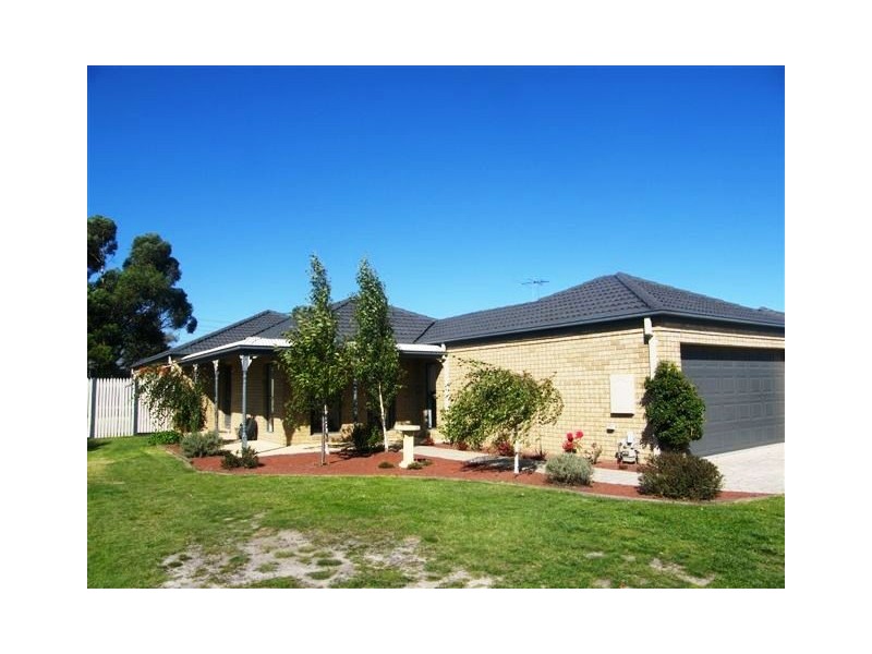 27 Tantallon Blvd, Beaconsfield VIC 3807