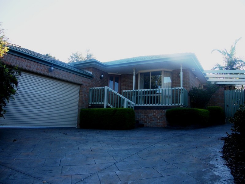 13 Glendale Crest, Berwick VIC 3806