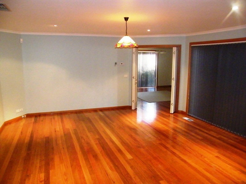 13 Glendale Crest, Berwick VIC 3806