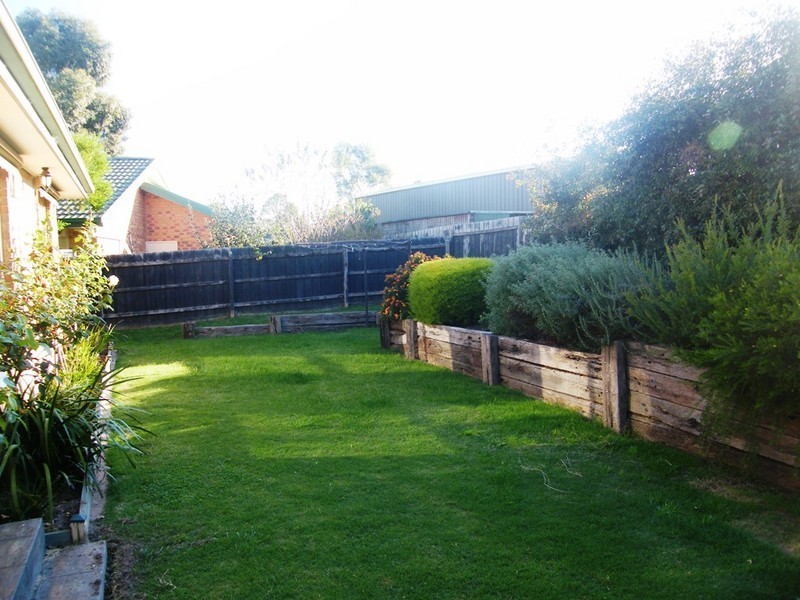 13 Glendale Crest, Berwick VIC 3806