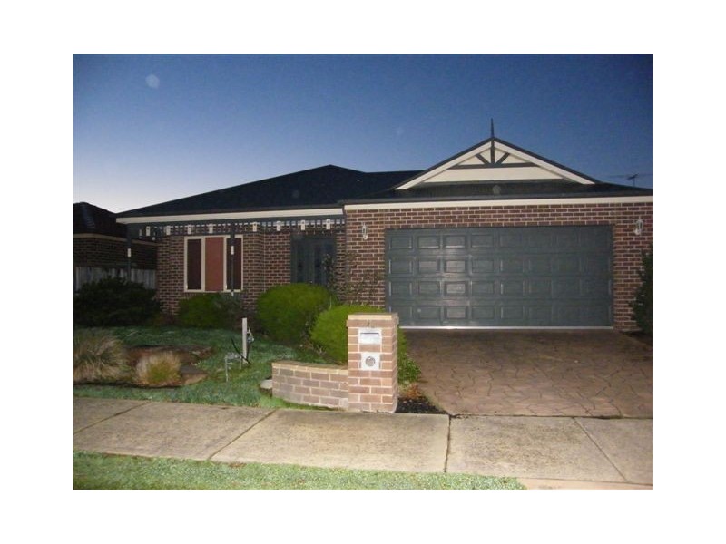 99 Oaklands Way, Pakenham VIC 3810