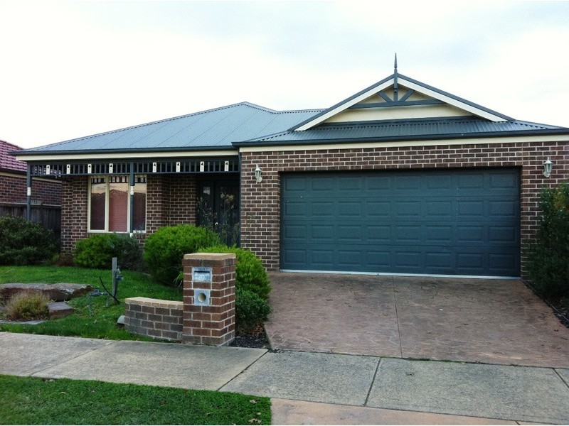 99 Oaklands Way, Pakenham VIC 3810