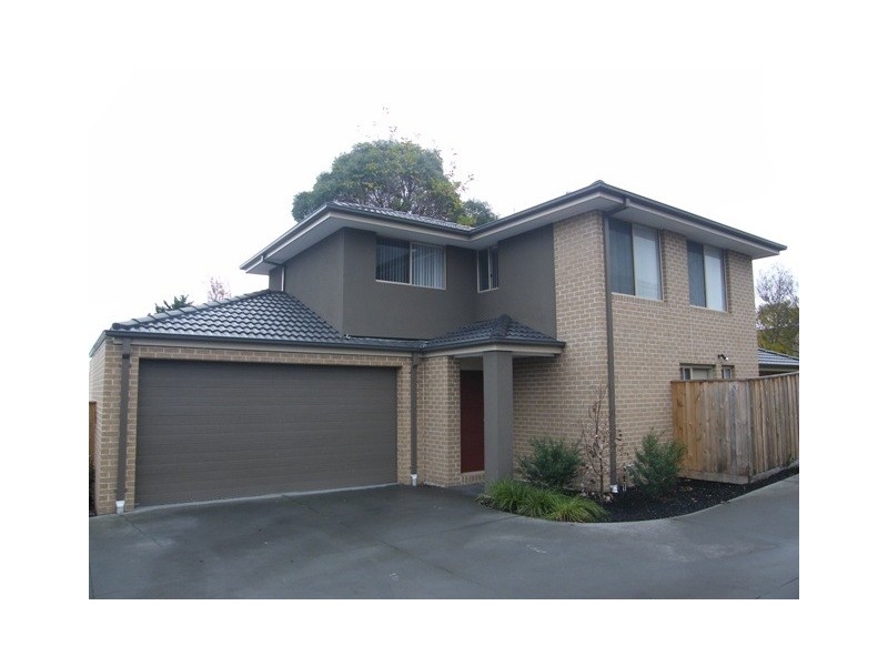 2, 55-57 Strathavan Drive, Berwick VIC 3806