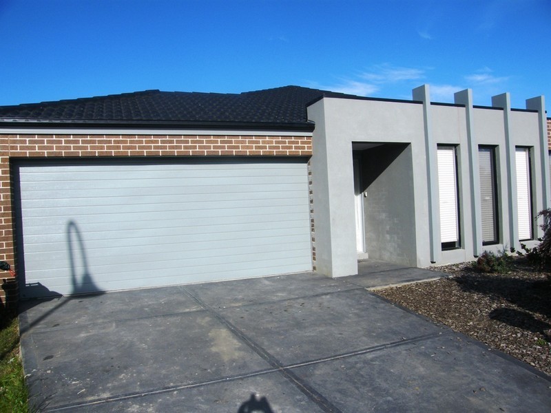 5 Yammerbook Way, Cranbourne East VIC 3977