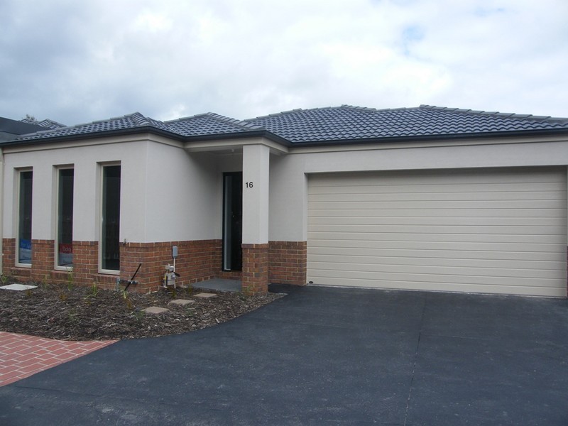 16 Chong Close, Berwick VIC 3806