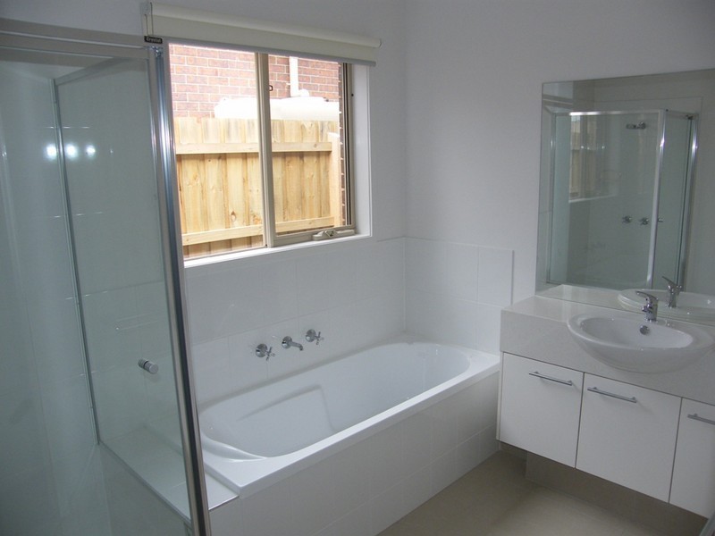 16 Chong Close, Berwick VIC 3806