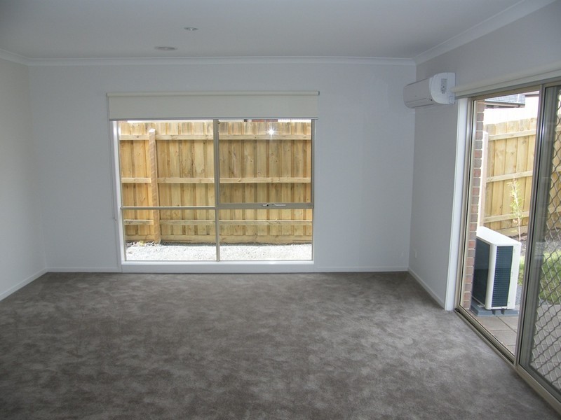 16 Chong Close, Berwick VIC 3806