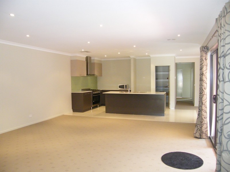 9 Gladiolus Circuit, Cranbourne North VIC 3977