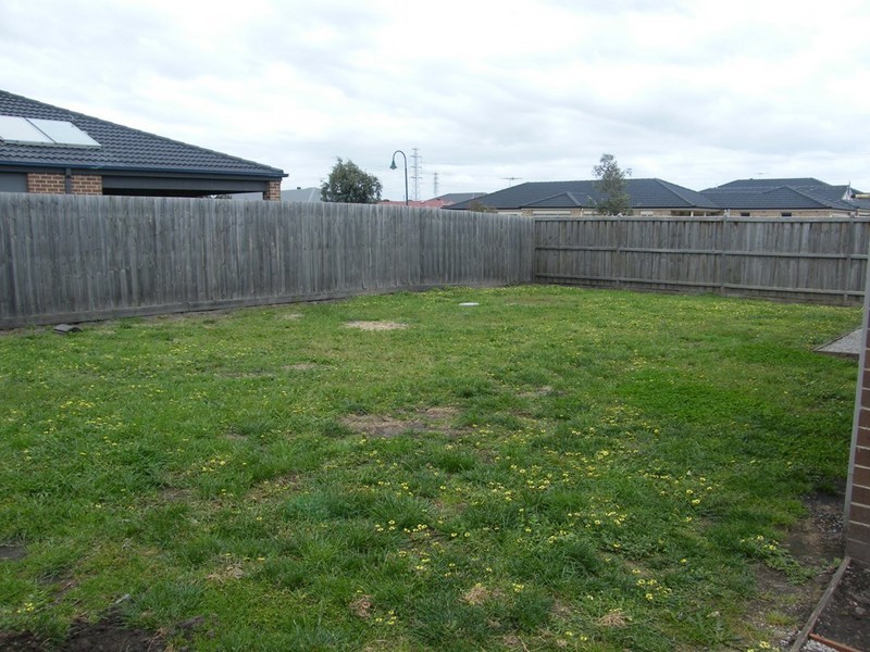 1  Dunfurline Crescent, Cranbourne VIC 3977