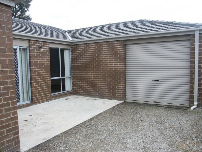1  Dunfurline Crescent, Cranbourne VIC 3977