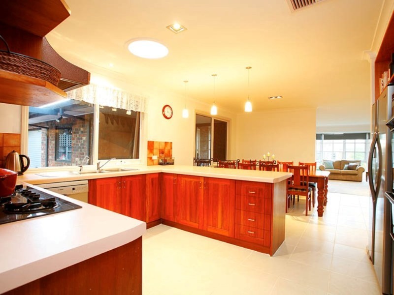 2 Madden Retreat, Berwick VIC 3806