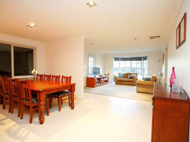 2 Madden Retreat, Berwick VIC 3806